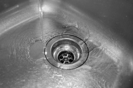 How can you tell if your drain clog needs a professional plumber